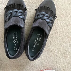 EUC Coconuts by Matisse Gray Loafers with Chain Detail
Velveteen loafers